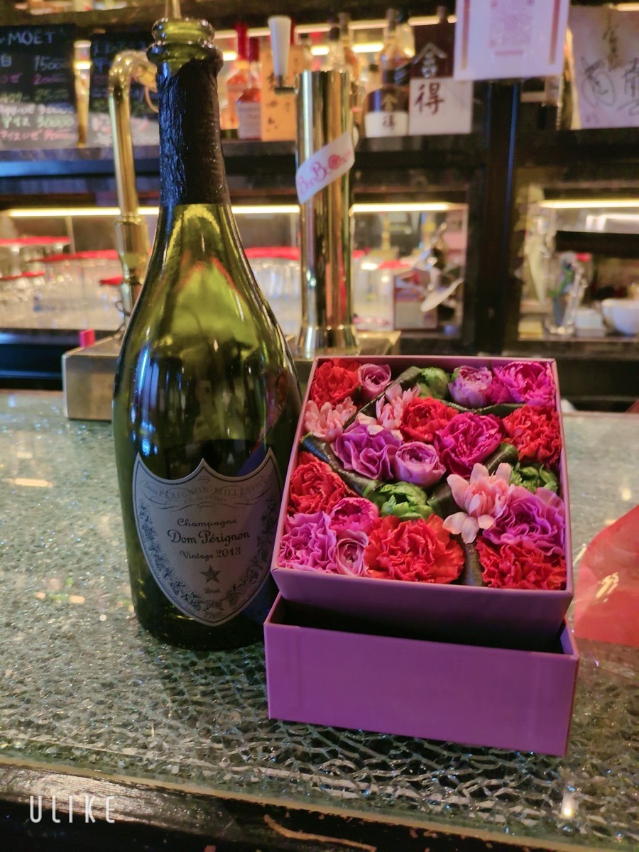 お祝いのシャンパンと花