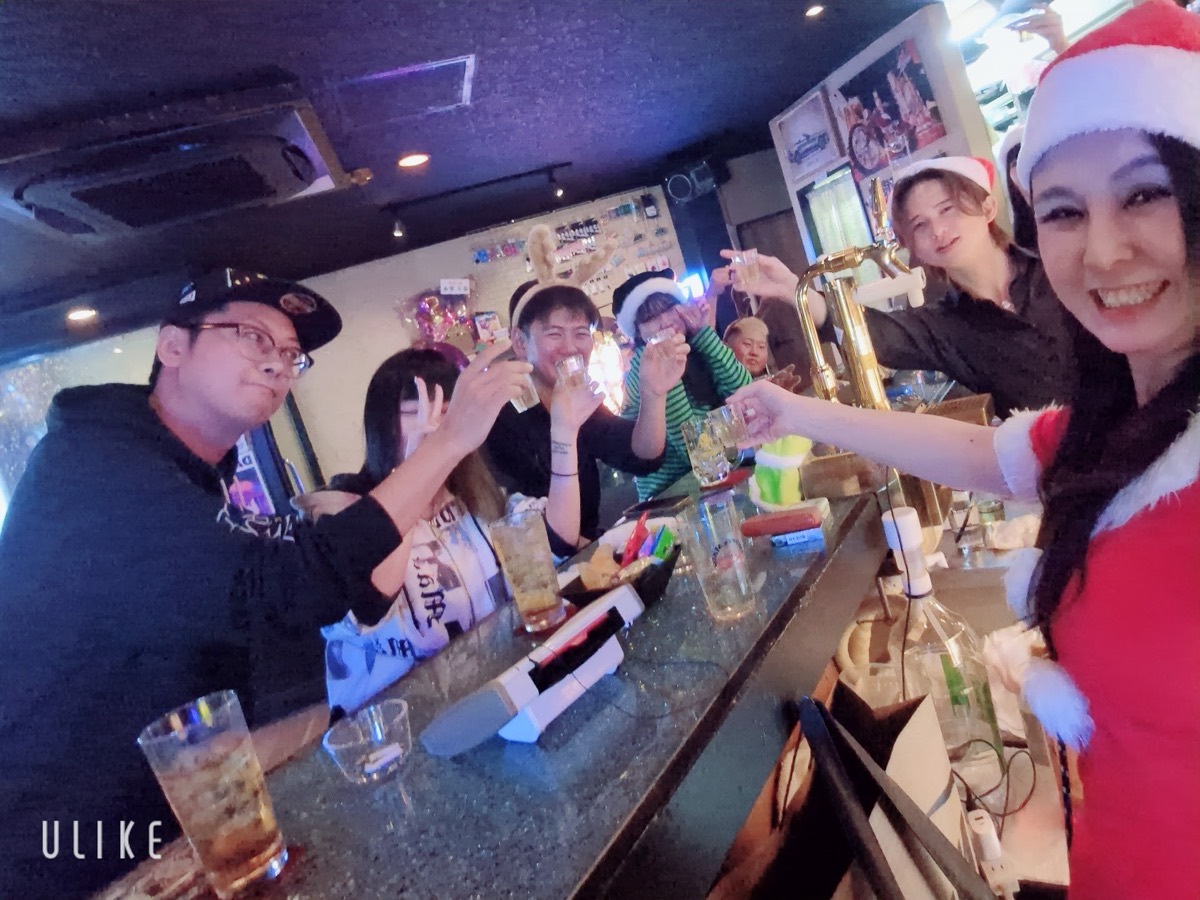 カウンターで乾杯