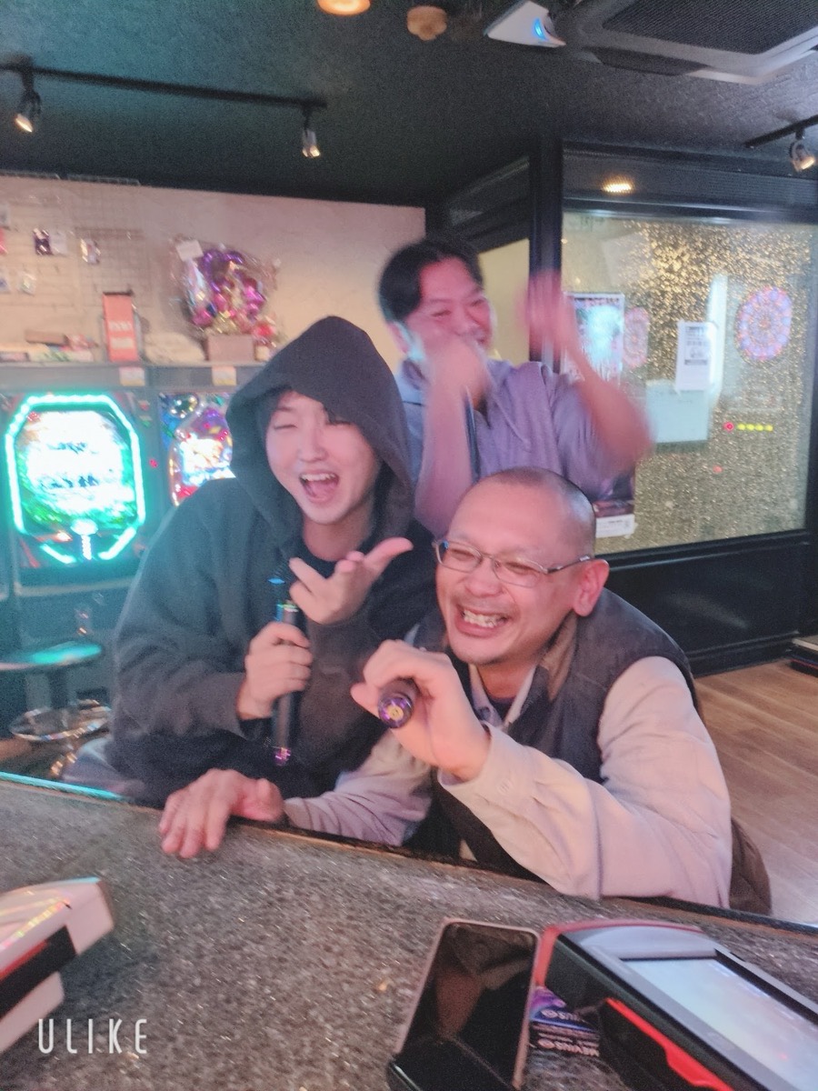 カラオケで盛り上がる