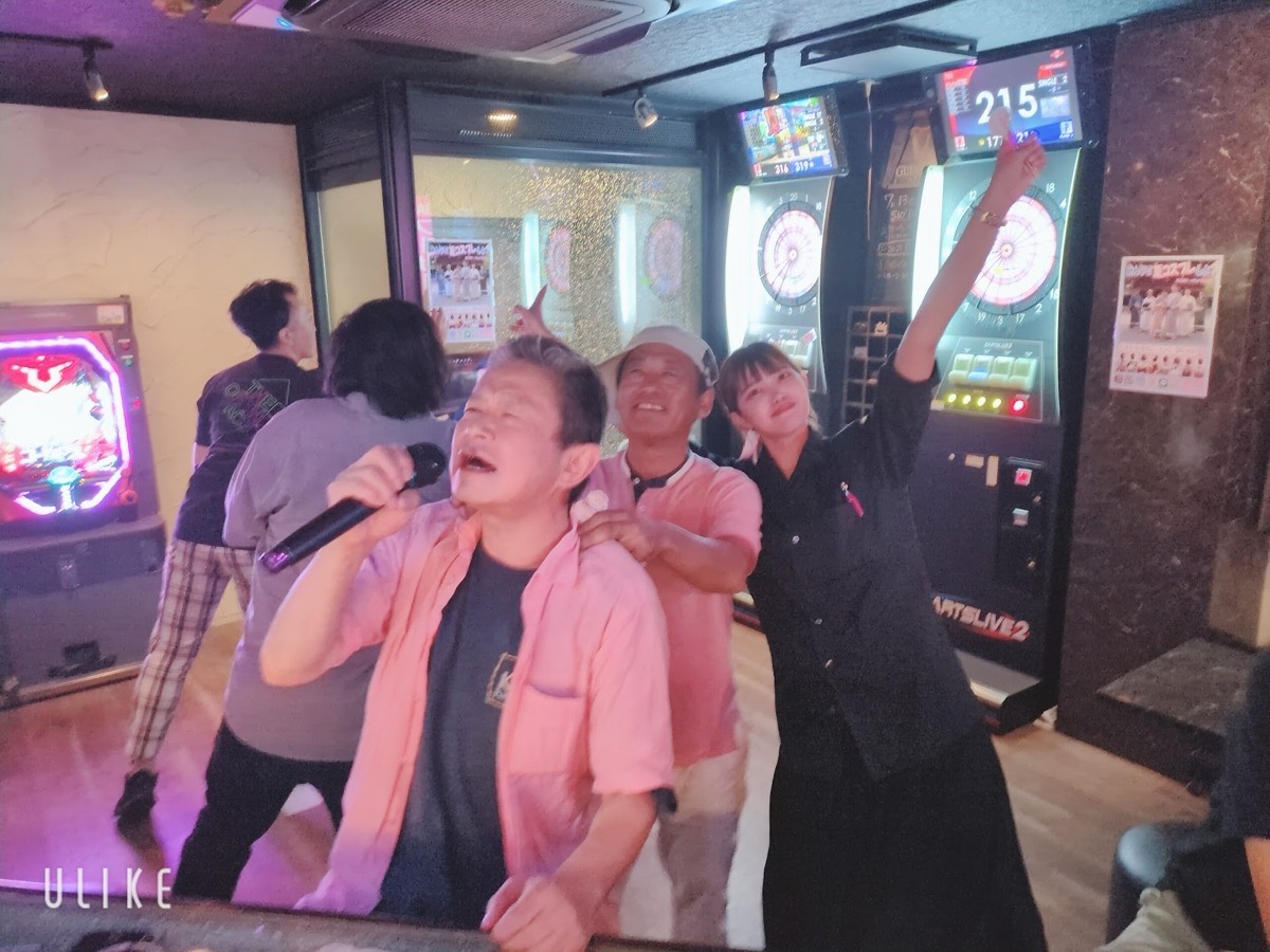 カラオケで盛り上がるお客様